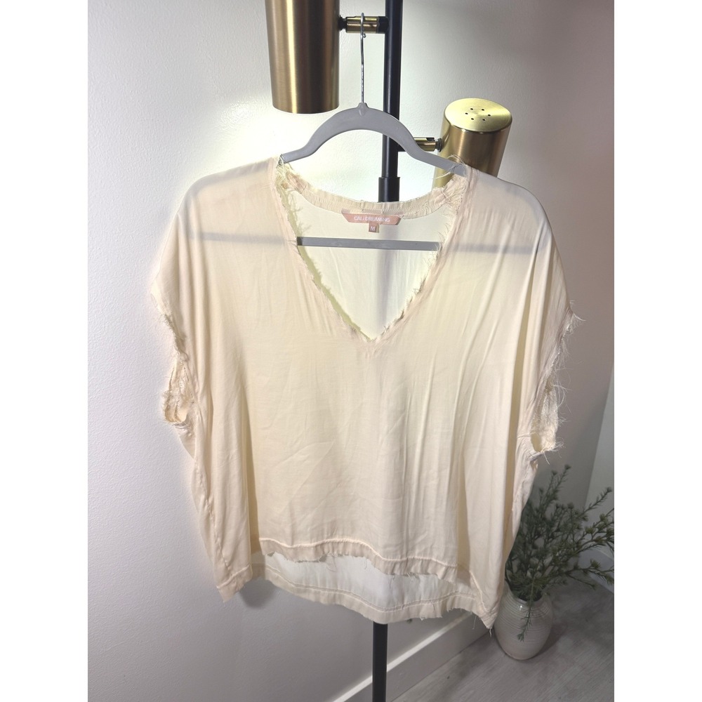 Cali Dreaming raw edge tee coastal cooling vneck ivory neutral designer euc Med